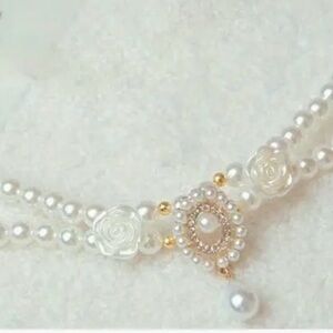 Elegant Pearl Necklace with Floral Accents for your bougie puppy !
